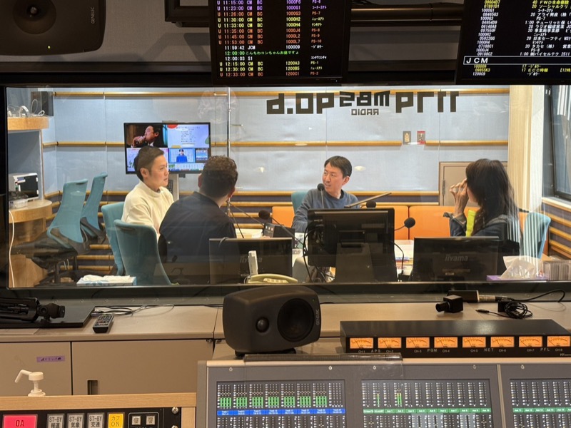 MBSラジオスタジオでモルドバワインの魅力を紹介する様子